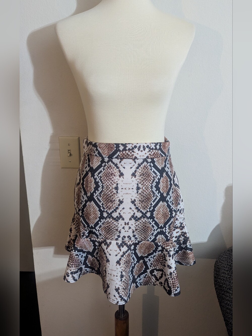 Nasty Gal Brown Snakeskin Elastic Pull On Waistband Ruffle Mini Skirt Size 8